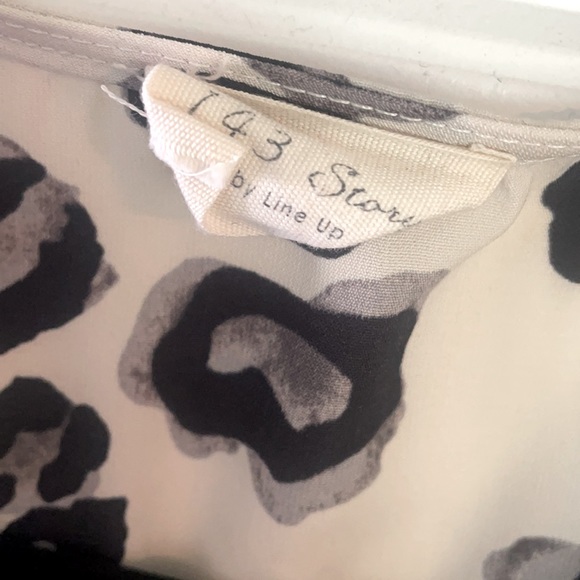 Size small tie front leopard blouse - Picture 3 of 5